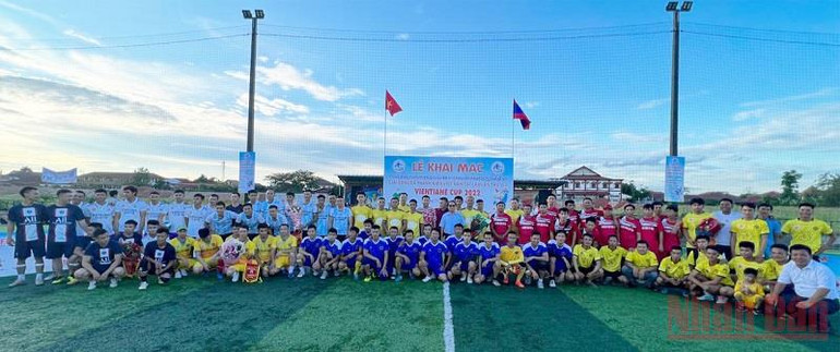 Các đại biểu và cầu thủ dự lễ khai mạc. (Ảnh: XUÂN SƠN) Khai mạc giải bóng đá thanh niên Việt Nam tại Lào lần thứ 8 -0