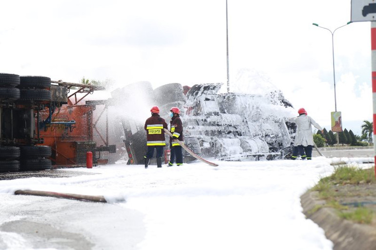 Lật xe bồn chở 20 tấn gas tại cầu vượt Hòa Cầm (Đà Nẵng) -0