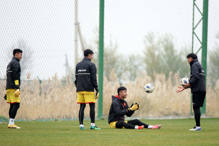 U23 Việt Nam tập luyện trong giá lạnh, tập trung cao độ cho trận đấu với U23 Myanmar -0