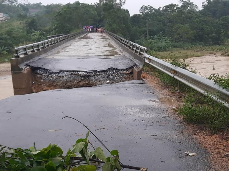 Nhiều nơi tại Thanh Chương đang ngập sâu, chia cắt trong lũ -0