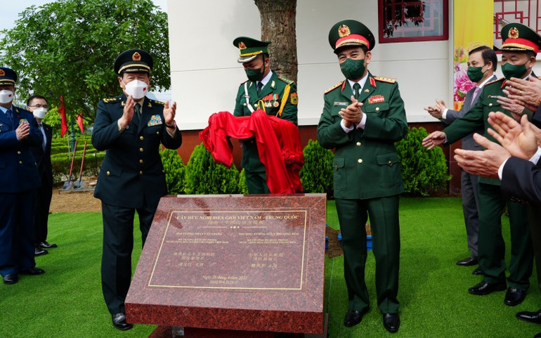 Hai Bộ trưởng trồng cây hữu nghị tại Trung tâm văn hóa hữu nghị Tà Lùng. Giao lưu hữu nghị quốc phòng biên giới Việt Nam-Trung Quốc lần thứ 7 -0