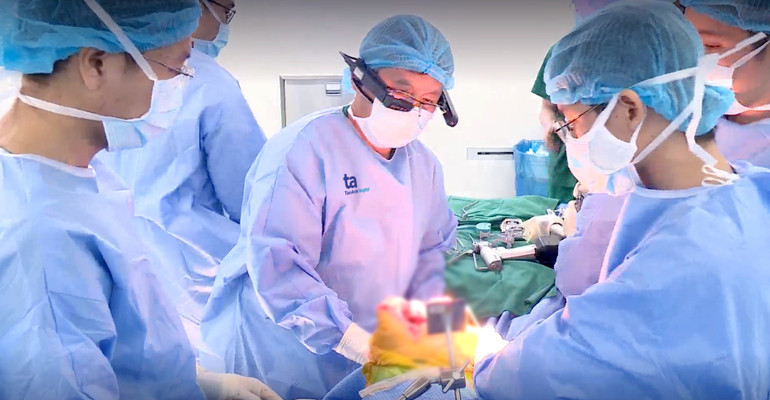 Nhờ "mắt thần", các phẫu thuật viên triển khai phẫu thuật chính xác hơn với những ca phức tạp. Đưa công nghệ thực tế ảo “mắt thần” vào thay khớp nhân tạo -0