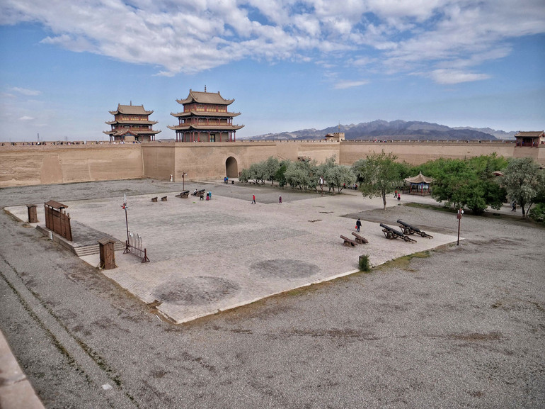 Bên trong Gia Dục Quan, phía xa ngoài kia là sa mạc Gobi. Năm 1965, thành phố Gia Dục Quan đã được cho xây dựng bên rìa sa mạc. Thành phố trẻ này hiện là một trong những danh thắng du lịch trọng điểm của tỉnh Cam Túc. Sắc màu Cam Túc, Trung Quốc -0
