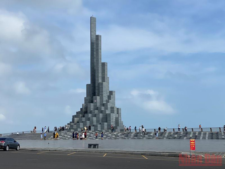 Tháp Nghinh Phong ven biển thành phố Tuy Hòa, Phú Yên vừa được xây dựng, hằng ngày có rất đông khách du lịch đến tham quan chụp ảnh lưu niệm. Để du lịch Phú Yên trở thành ngành kinh tế mũi nhọn -0