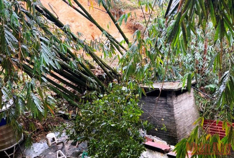 Sạt lở đất làm sập đổ trường học ở Sa Pa -0