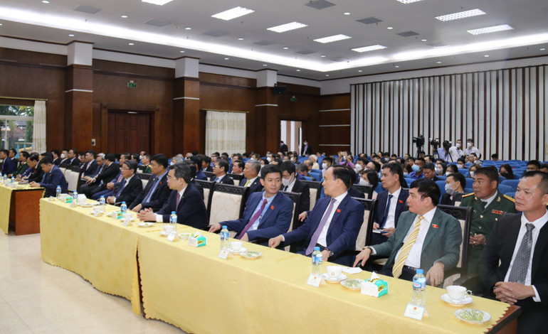 Hàng trăm Kiều bào tại Lào, sinh viên Việt Nam đang theo học tại Lào, cán bộ, nhân viên Đại sứ quán Việt Nam tại Lào tham dự cuộc gặp, chiều 15/5. Chủ tịch Quốc hội Vương Đình Huệ gặp mặt cộng đồng người Việt Nam tại Lào -0