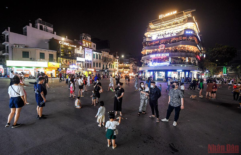  Hà Nội chính thức mở lại phố đi bộ hồ Gươm từ 18/3 -0