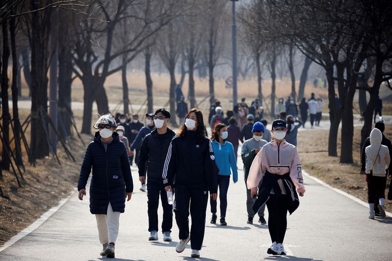 Người dân đeo khẩu trang đi dạo tại công viên Hanriver ở Seoul, Hàn Quốc, ngày 21/2/2021. (Ảnh: Reuters) Malaysia dỡ bỏ hạn chế đi lại đối với công dân đã tiêm ngừa Covid-19 đầy đủ -0