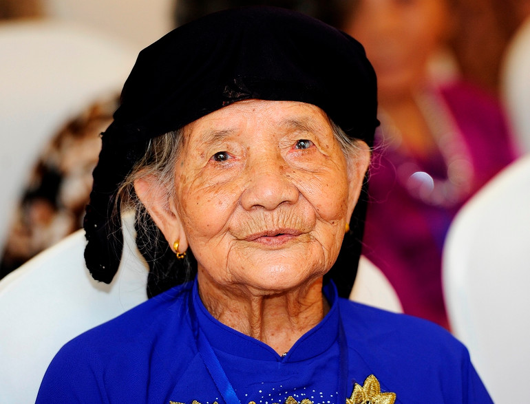 Mẹ về dự lễ -0