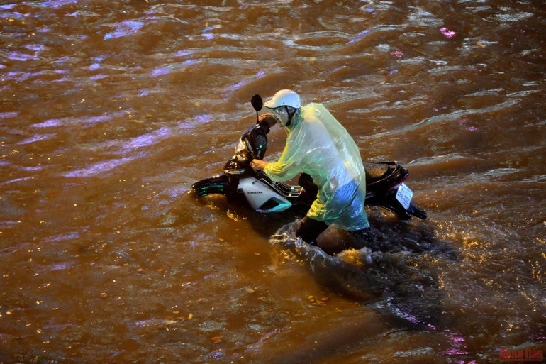 Hình ảnh nhiều tuyến phố ở Hà Nội ngập, ùn tắc do mưa lớn -8