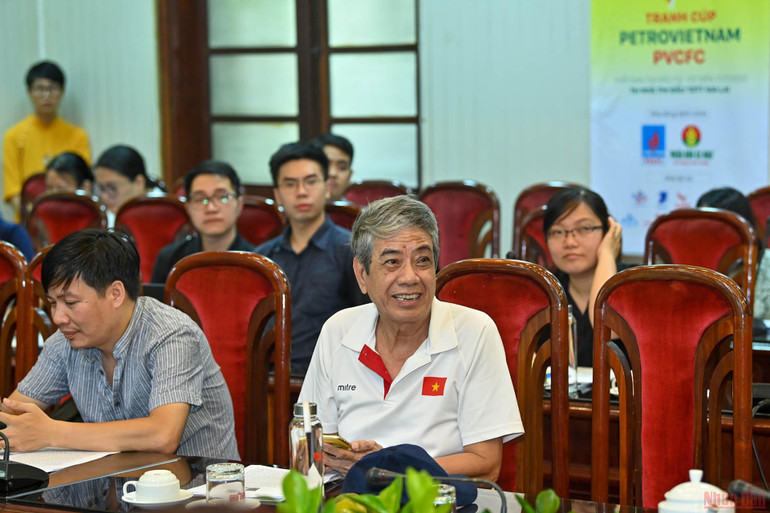 Nhà báo Nguyễn Lưu đặt câu hỏi tại buổi họp báo. (Hình ảnh) Họp báo Giải vô địch bóng bàn quốc gia Báo Nhân Dân lần thứ 40 tranh cúp PetroVietnam PVCFC -0