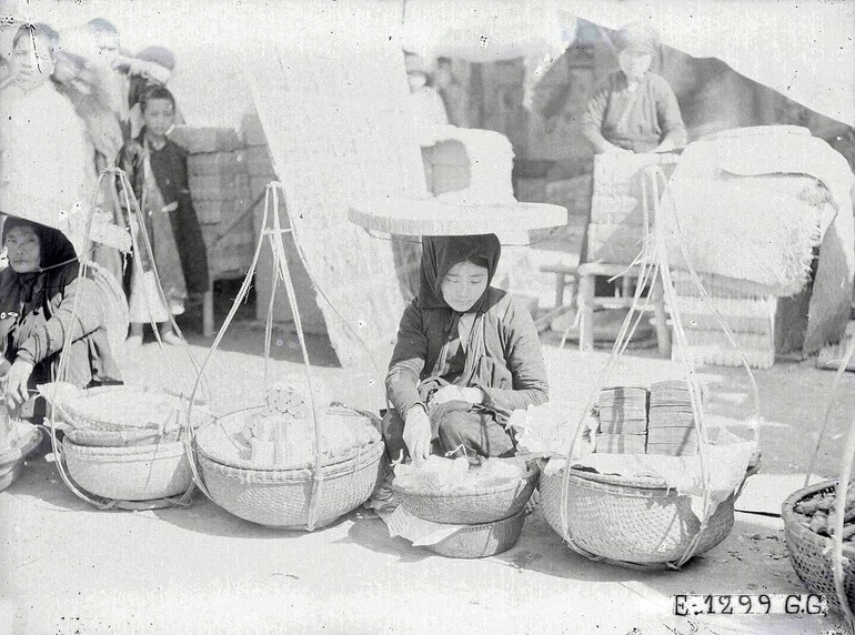 Một phụ nữ bán vàng, hương. (Ảnh: Tư liệu, Trung tâm Lưu trữ quốc gia I) Hoài niệm Tết xưa ở đất kinh kỳ -0