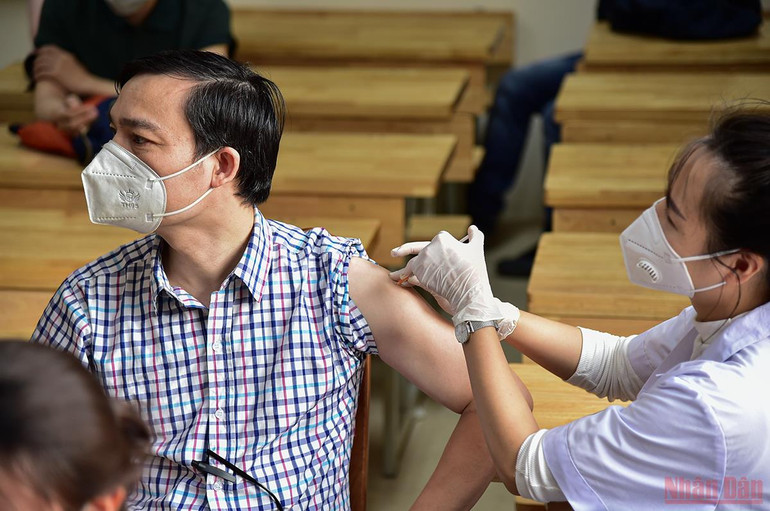 Ngành y tế Hà Nội đã tiêm mũi 3 cho hơn 1 triệu người từ 18 tuổi trở lên ở thành phố, số liệu này chưa tính lượng người tiêm mũi 3 tại các bệnh viện, đơn vị/ngành Trung ương trên địa bàn. Hà Nội đã tiêm hơn 1 triệu liều vaccine mũi bổ sung và nhắc lại -0