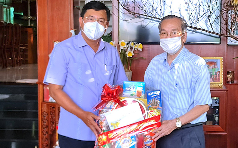 Bí thư Tỉnh ủy Cà Mau chúc Tết và tặng quà cán bộ hưu trí nguyên là lãnh đạo tỉnh Cà Mau. Cà Mau chúc tết cán bộ vùng căn cứ cách mạng -0