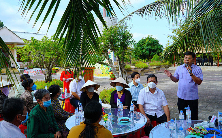 Bí thư Tỉnh ủy Cà Mau (bìa phải) gửi lời thăm hỏi, mừng Tết của lãnh đạo tỉnh đến nhân dân vùng căn cứ Tỉnh ủy Lung Lá-Nhà Thể vào sáng 26/1. Cà Mau chúc tết cán bộ vùng căn cứ cách mạng -0
