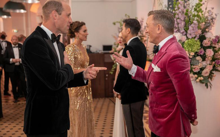 Hoàng tử William trò chuyện với diễn viên Daniel Craig. Tập mới nhất của James Bond làm bùng nổ phòng vé -0