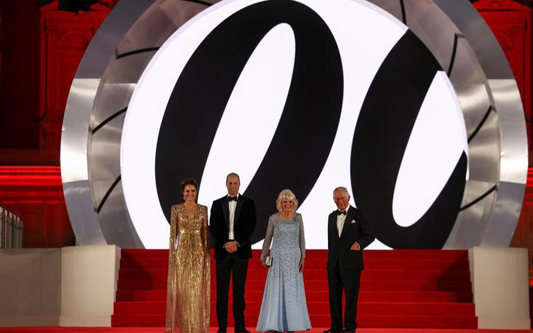 Các thành viên Hoàng gia Anh tại buổi ra mắt phim. Tập mới nhất của James Bond làm bùng nổ phòng vé -0