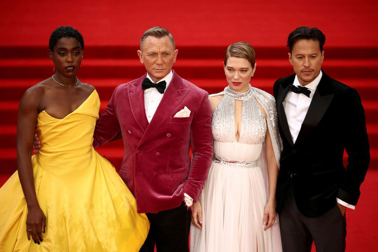 Lashana Lynch, Daniel Craig, Lea Seydoux và đạo diễn Cary Fukunaga. Tập mới nhất của James Bond làm bùng nổ phòng vé -0