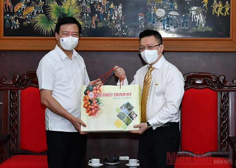 Đồng chí Phạm Xuân Thăng trao tặng đặc sản Hải Dương (bên trái). (ẢNH: THỦY NGUYÊN) Lãnh đạo Đảng, Nhà nước và các đơn vị chúc mừng Báo Nhân Dân nhân ngày 21-6 -0
