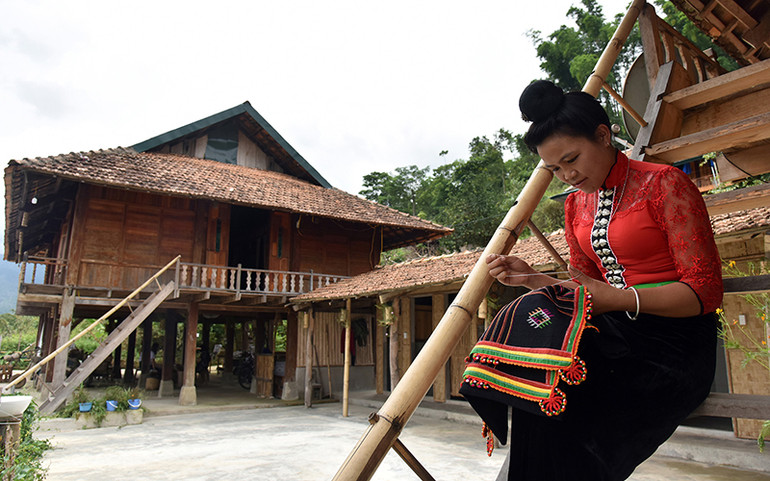 Nghề dệt thổ cẩm truyền thống của đồng bào dân tộc Thái tại bản Căn Che. Về Mường Phăng thăm Sở chỉ huy chiến dịch Điện Biên Phủ -0