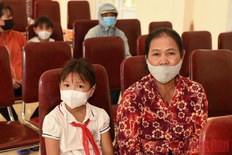 Trao tặng thiết bị học trực tuyến cho học sinh nghèo hiếu học    -0