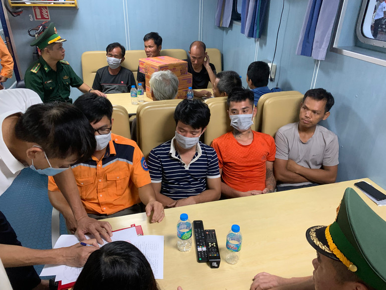 Bàn giao thuyền viên cho các cơ quan chức năng. Hỗ trợ cứu nạn thuyền viên tàu bị chìm trên vùng biển Hải Phòng -0