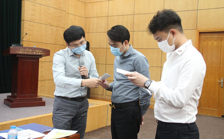 Kiểm tra hồ sơ niêm phong một cách công khai, minh bạch. Lần đầu tiên đấu giá hạn ngạch nhập khẩu ô tô