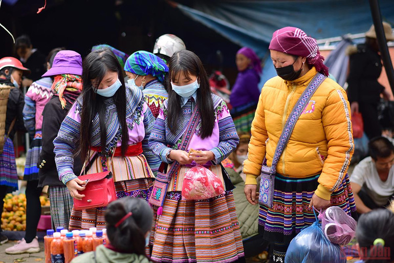 Độc đáo cảnh mẹ địu con đi chợ phiên Bắc Hà ngày giáp Tết -0