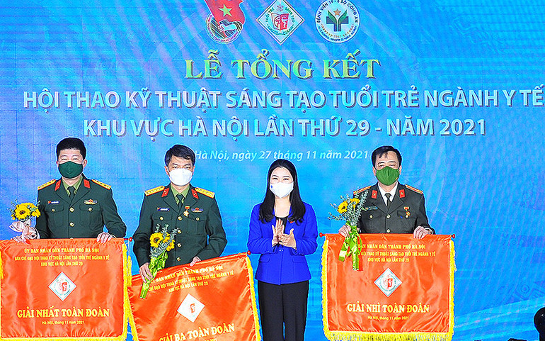 Bí thư Thành đoàn Hà Nội Chu Hồng Minh (thứ 2 từ phải sang trong ảnh) trao các giải Nhất, Nhì và Ba toàn đoàn của Hội thao tặng đại diện các Bệnh viện 108, 19-8 và 103. Trao Kỷ niệm chương “Vì thế hệ trẻ” tặng 19 chuyên gia y tế đầu ngành -0
