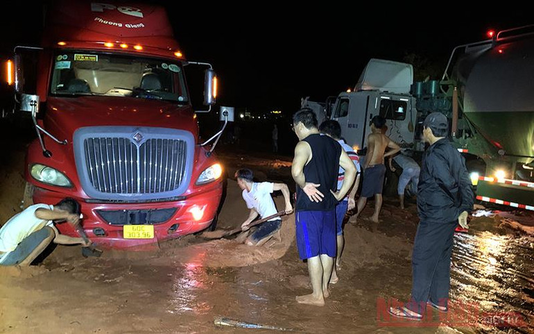 Mưa lớn gây sạt lở một số tuyến đường ở Mũi Né và Hòa Thắng -1