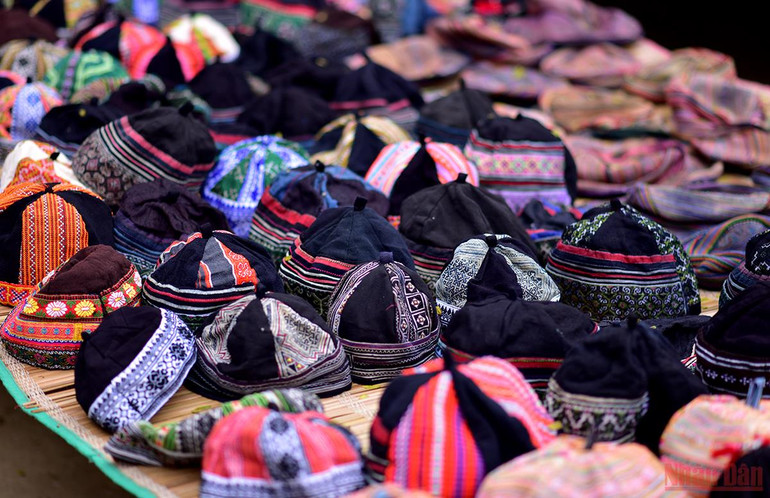 Độc đáo cảnh mẹ địu con đi chợ phiên Bắc Hà ngày giáp Tết -0