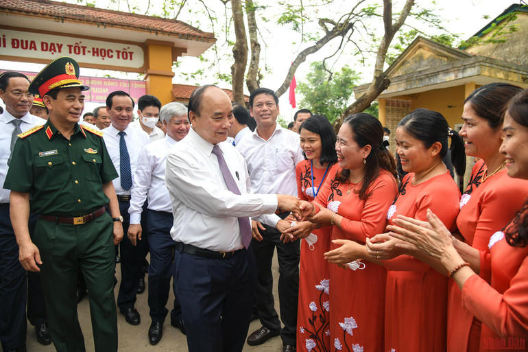 Chủ tịch nước Nguyễn Xuân Phúc với đội ngũ giáo viên Trường THCS Triệu Thành, huyện Triệu Phong, tỉnh Quảng Trị. (Ảnh: THÀNH ĐẠT) Chủ tịch nước Nguyễn Xuân Phúc dâng hương Thành cổ Quảng Trị và Khu lưu niệm Tổng Bí thư Lê Duẩn -0