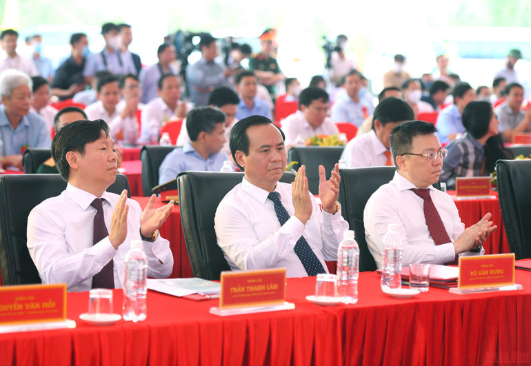 Các đại biểu tại buổi lễ. (Ảnh: THÀNH ĐẠT) Chủ tịch nước Nguyễn Xuân Phúc dâng hương Thành cổ Quảng Trị và Khu lưu niệm Tổng Bí thư Lê Duẩn -0
