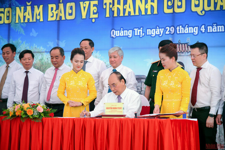 Tại buổi lễ, Chủ tịch nước Nguyễn Xuân Phúc đã thực hiện nghi lễ ký, đóng dấu, phát hành đặc biệt bộ tem. (Ảnh: THÀNH ĐẠT) Chủ tịch nước Nguyễn Xuân Phúc dâng hương Thành cổ Quảng Trị và Khu lưu niệm Tổng Bí thư Lê Duẩn -0