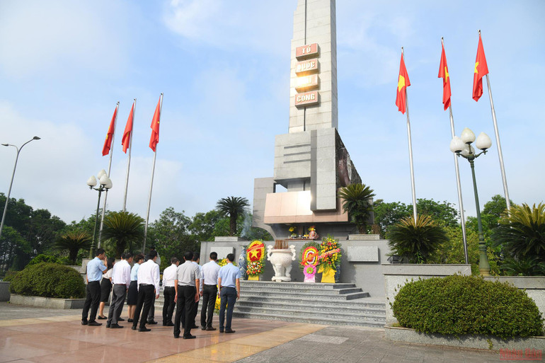 Đoàn công tác Báo Nhân Dân tại Nghĩa trang liệt sĩ Triệu Phong. Đoàn công tác Báo Nhân Dân dâng hương Nghĩa trang liệt sĩ Triệu Phong -0
