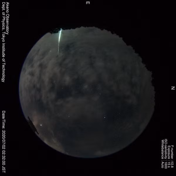 Thiên thạch nổ phát sáng trên bầu trời Nhật Bản -0