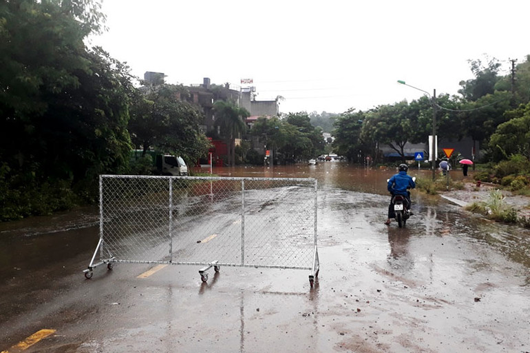 Lập rào chắn khu vực ngập úng để bảo đảm an toàn giao thông. Thành phố Lào Cai ngập nặng do mưa lớn -0