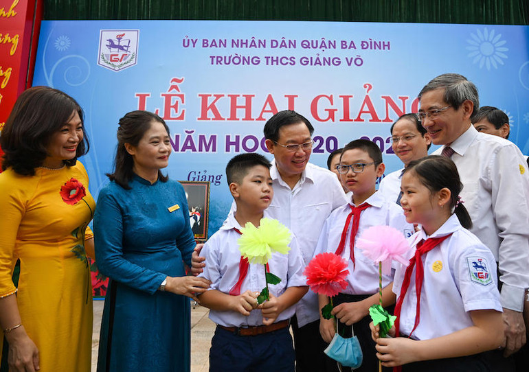 Lãnh đạo Đảng, Nhà nước chia vui cùng thầy cô và các em học sinh trong ngày khai trường. (Ảnh: THỦY NGUYÊN). Sức lan toả của phong trào thi đua “Đổi mới, sáng tạo trong dạy và học” -0