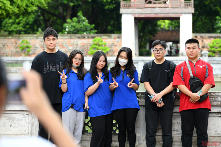 Sĩ tử đến Văn Miếu dâng lễ, cầu may trước kỳ thi tốt nghiệp THPT -0