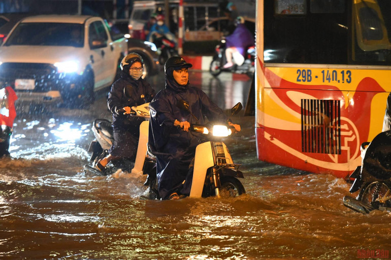 Hình ảnh nhiều tuyến phố ở Hà Nội ngập, ùn tắc do mưa lớn -0