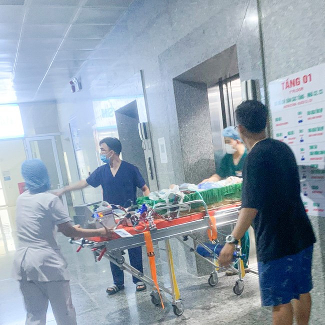 Bệnh nhi được vận chuyển cấp cứu trong đêm với quãng đường hơn 6 tiếng đồng hồ. Vượt gần 700 km giành lại sự sống cho bé trai sốc phản vệ -0