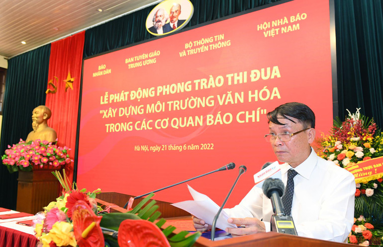 Đồng chí Nguyễn Đức Lợi, Phó Chủ tịch Thường trực Hội Nhà báo Việt Nam phát biểu phát động phong trào thi đua. (Ảnh: THÀNH ĐẠT) Phát động phong trào thi đua “Xây dựng môi trường văn hóa trong các cơ quan báo chí” -0