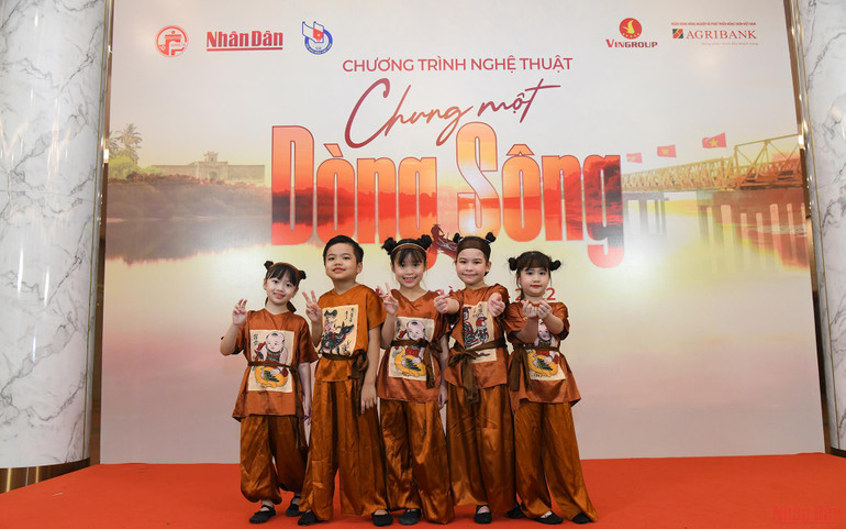 Các diễn viên nhí trước giờ biểu diễn. (Ảnh: THÀNH ĐẠT) 7 giờ 45 phút: Đông đảo khán giả tham dự chương trình nghệ thuật “Chung một dòng sông” -0
