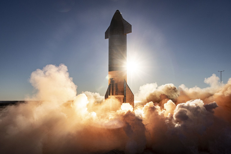 Nguyên mẫu Starship SN8 của SpaceX trong chuyến bay thử nghiệm. Ảnh: SpaceX. Những cột mốc chinh phục vũ trụ trong năm 2021 -0