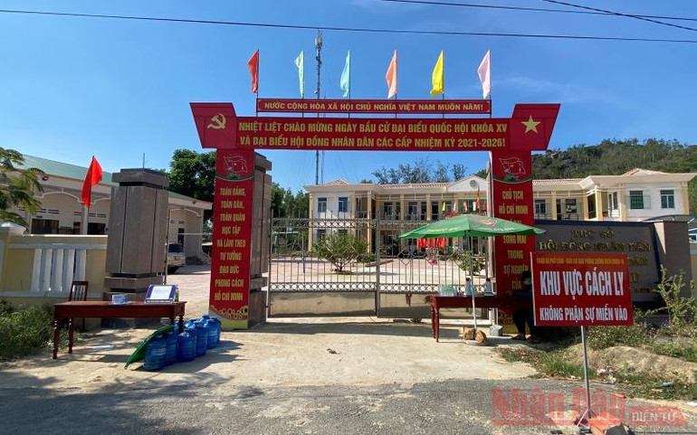 31 cán bộ, nhân viên UBND xã Phổ Châu cách y tại chỗ do ca mắc Covid-19. Việc điều hành, hỗ trợ bà con trong vùng cách ly vẫn tích cực thực hiện từ sự hỗ trợ của các cấp ngành, lực lượng tỉnh Quảng Ngãi. H5-1625044340027.jpeg