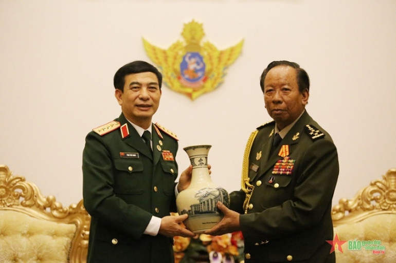 Bộ trưởng Phan Văn Giang và Bộ trưởng Tea Banh trao quà lưu niệm. (ảnh: qdnd.vn). Tăng cường hợp tác toàn diện giữa nhân dân và quân đội hai nước Việt Nam – Campuchia -0
