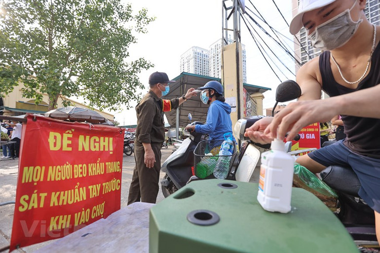 Người dân Thủ đô xếp hàng dùng thẻ để đi chợ thời Covid-19 -0