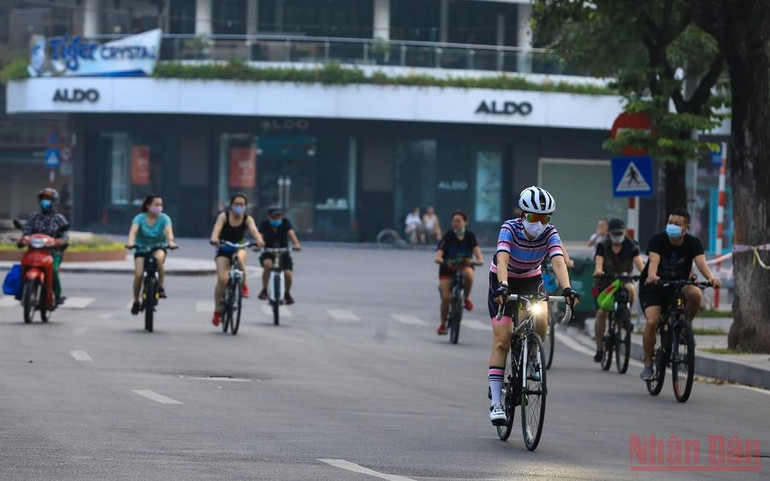 Người dân Hà Nội lại ra đường đạp xe tập thể dục bất chấp lệnh cấm theo Chỉ thị 15 -0