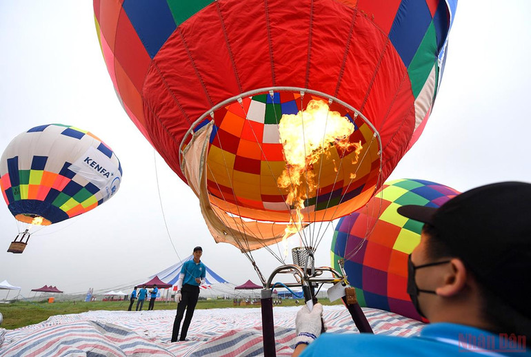 Người Hà Nội vui thích với Lễ hội khinh khí cầu -0