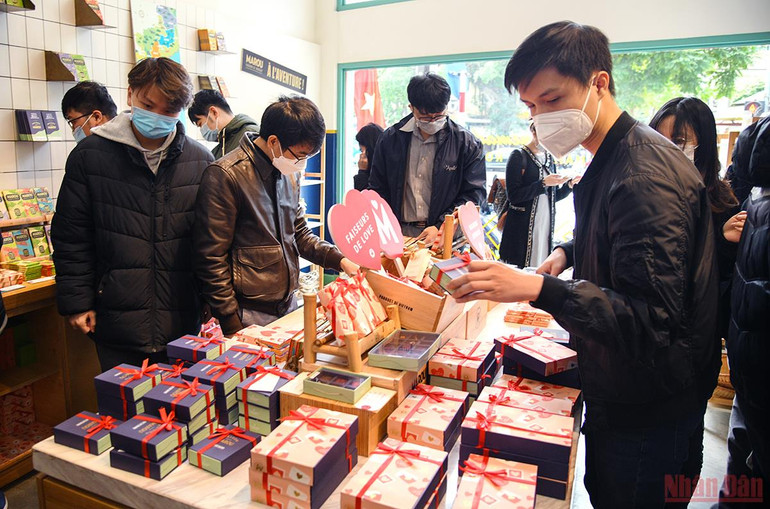 Thị trường quà tặng Valentine 2022: Đa dạng sản phẩm, mua sắm online lên ngôi -0